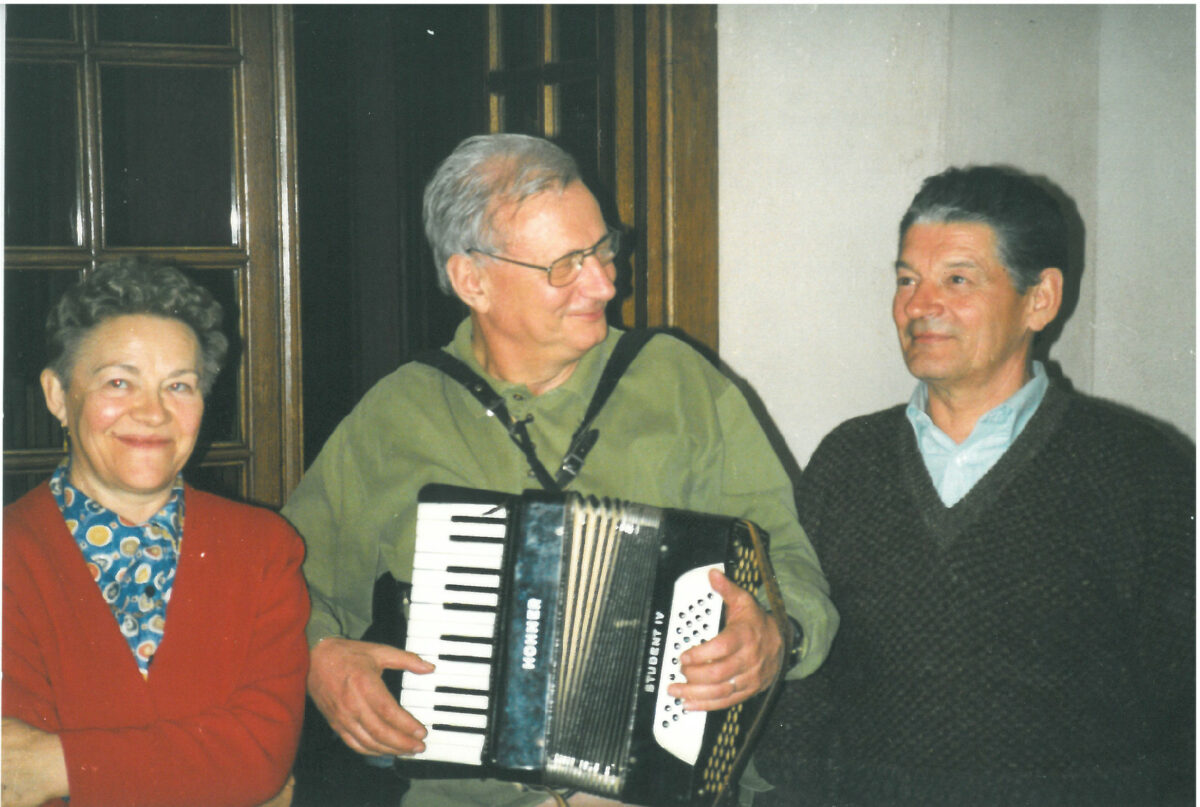 Louis Joinet, fondateur du syndicat de la magistrature, entre Paul et Josette Païs à Goutelas, qu'il dénomme son "couvent studieux" - 1972