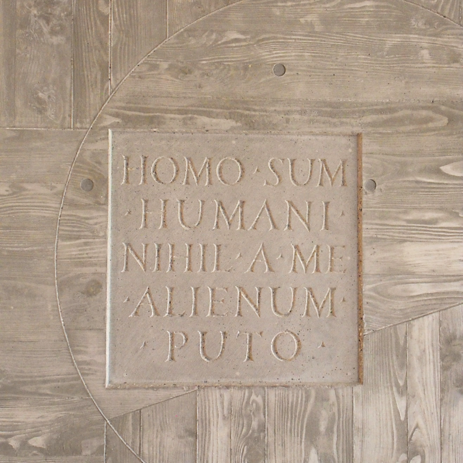 Je suis humain, rien de ce qui est humain ne m'est étrangerLa devise de l'humanisme classique gravée à Goutelas depuis 2006