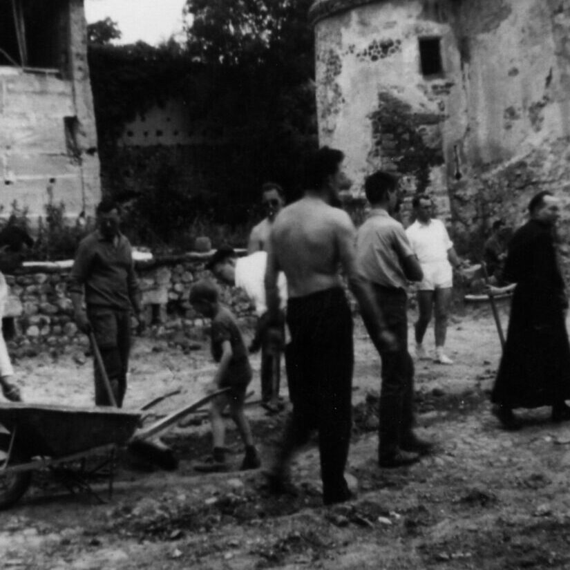 Le père Dumas avec une équipe de benevoles à Goutelas