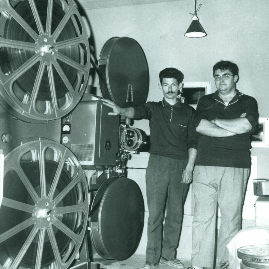 Paul Païs (à gauche), projectionniste du CICI